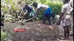 Malda: মালদার হরিশ্চন্দ্রপুরে অস্বাভাবিক মৃত্যু নাবালিকার, কবর খুঁড়ে তোলা হল দেহ | Bangla News