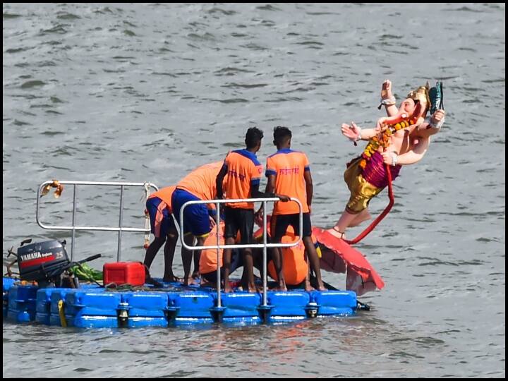 अधिकारियों ने बताया कि बीएमसी ने विसर्जन को ध्यान में रखते हुए प्राकृतिक जल स्रोत वाले विसर्जन स्थलों पर 715 लाइफ गार्ड तैनात किए थे.