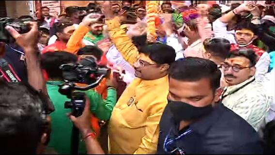 Ganesh Visarjan 2021 : तुळशीबाग गणपतीच्या विसर्जनाला ढोल-ताश्याचं वादन, भक्तांमध्ये जल्लोषाचं वातावरण
