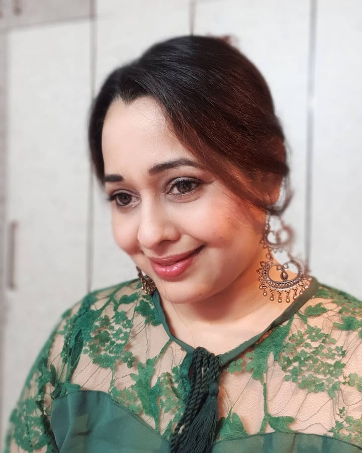 जी हां... मिडिल क्लास माधवी असल जिंदगी में काफी लग्जीरियस लाइफ जीती हैं. उनके पास आलीशान घर ही नहीं बल्कि हर सुविधा से लैस लाखों की गाड़ियां भी हैं. (फोटो – सोशल मीडिया)