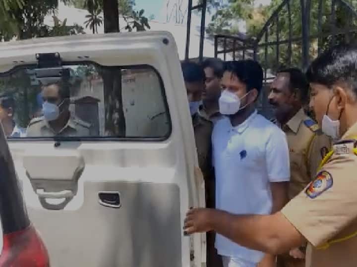 Manohar Bhosle was taken into judicial custody by Baramati Court and taken into custody by solapur Karmala Police मनोहर भोसलेला बारामती कोर्टाकडून न्यायालयीन कोठडी, करमाळा पोलिसांनी घेतलं ताब्यात