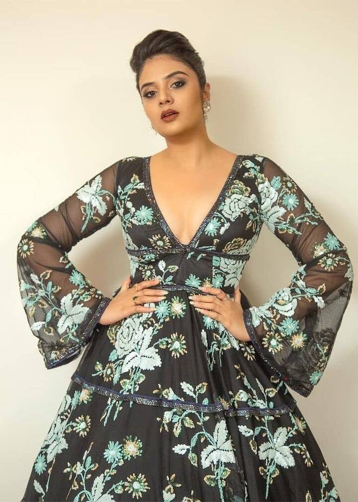 శ్రీముఖి స్టన్నింగ్ ఫొటోలు.. రాములమ్మ అస్సలు తగ్గట్లేదుగా! - Image Credit: Sreemukhi/Instagram