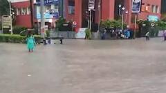 Kolkata में जोरदार बारिश, कई इलाकों में भरा पानी