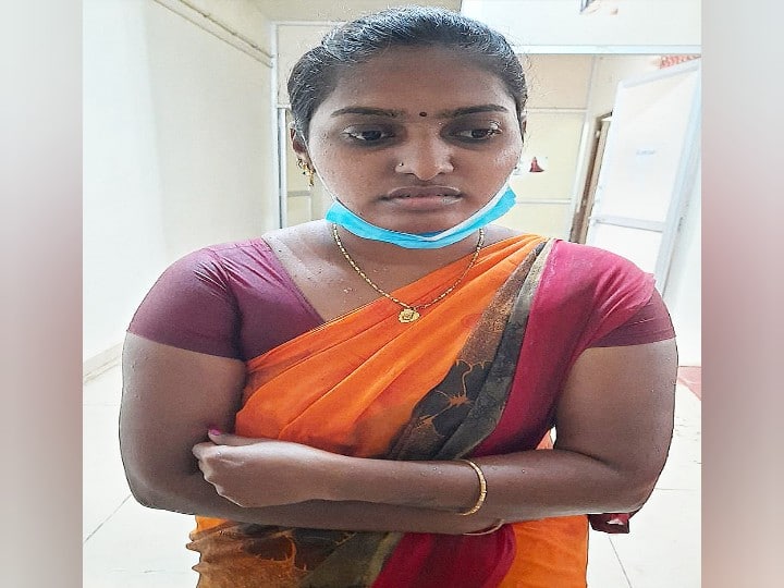 Attempt to set fire to woman at Ramanathapuram Collector's Office - Request to rescue son from husband ராமநாதபுரம் ஆட்சியர் அலுவலகத்தில் பெண் தீக்குளிக்க முயற்சி-கணவரிடம் இருந்து மகனை மீட்டுதர கோரிக்கை