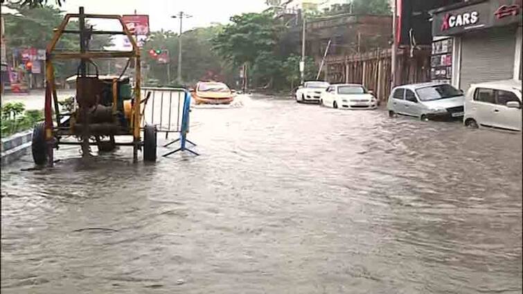 Kolkata Rain kolkata municipality corporation open all lock gate of Ganges রাতভর বৃষ্টিতে কার্যত বানভাসি কলকাতা, কিছুক্ষণের জন্য খুলে দেওয়া হল গঙ্গার লকগেট