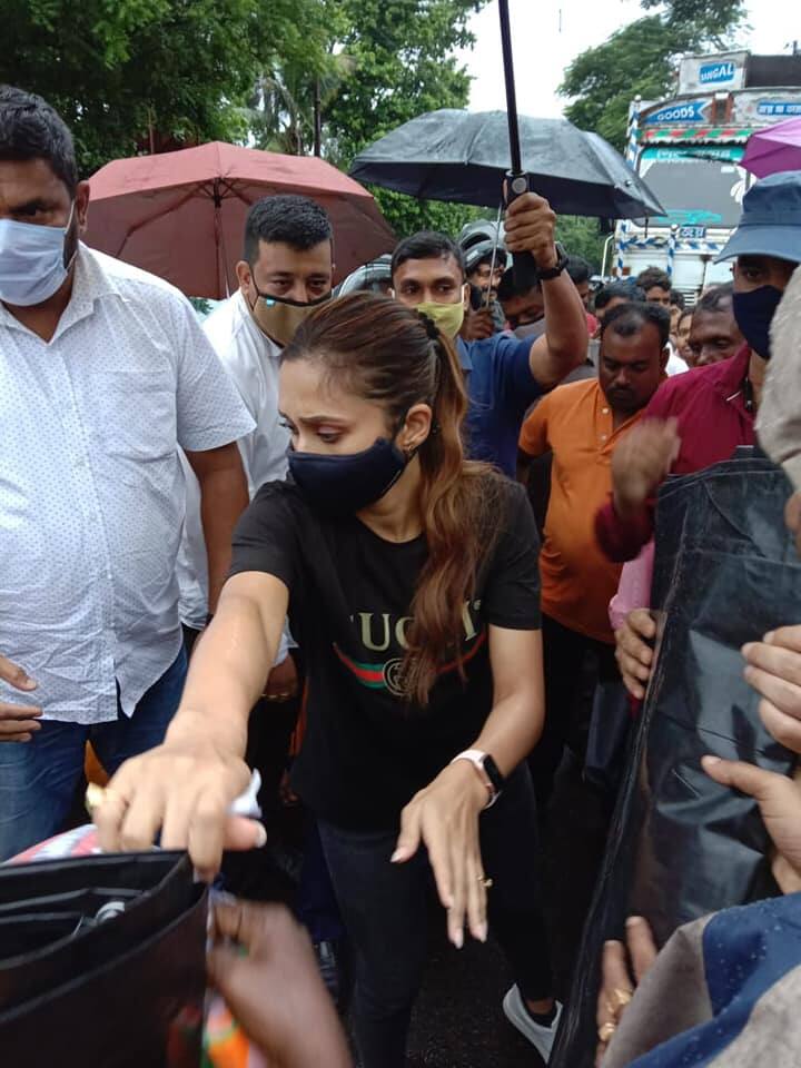 বৃষ্টি ও জমা জলের কারণে খালি পায়েই এলাকা পরিদর্শন করেন মিমি। ধরা পড়ল সেই ছবিও।