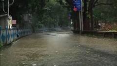 Kolkata Rain: রাত থেকেই কলকাতায় তুমুল বৃষ্টি, কার্যত বানভাসি শহর | Bangla News