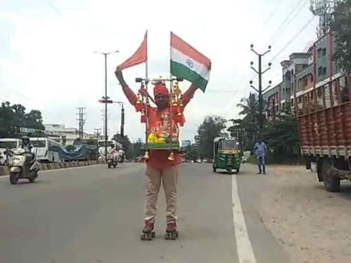 sangareddy man reaches to tank bund through skating to nimajjan his ganesh idol Sangareddy: ఈ నిమజ్జనం చూసి రోడ్డుపై అవాక్కైన జనం.. మరీ ఇలా వచ్చేస్తాడా..!