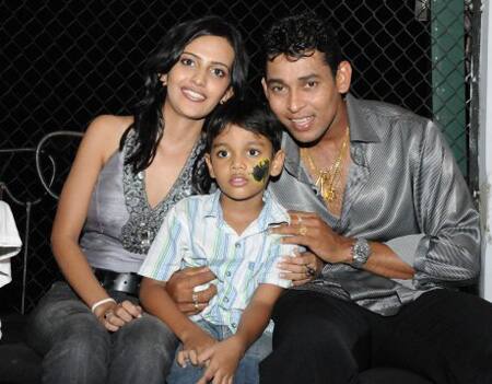 Upul Tharanga and Nilanka Tharanga: उपुल थरंगा एक श्रीलंकाई खिलाड़ी हैं जिनकी शादी निलांका से हुई है. नीलांका की शादी पहले तिलकरत्ने दिलशान से हुई थी. मीडिया रिपोर्ट्स के मुताबिक, उपुल और निलांका की दोस्ती की वजह से उनका तलाक हुआ था.