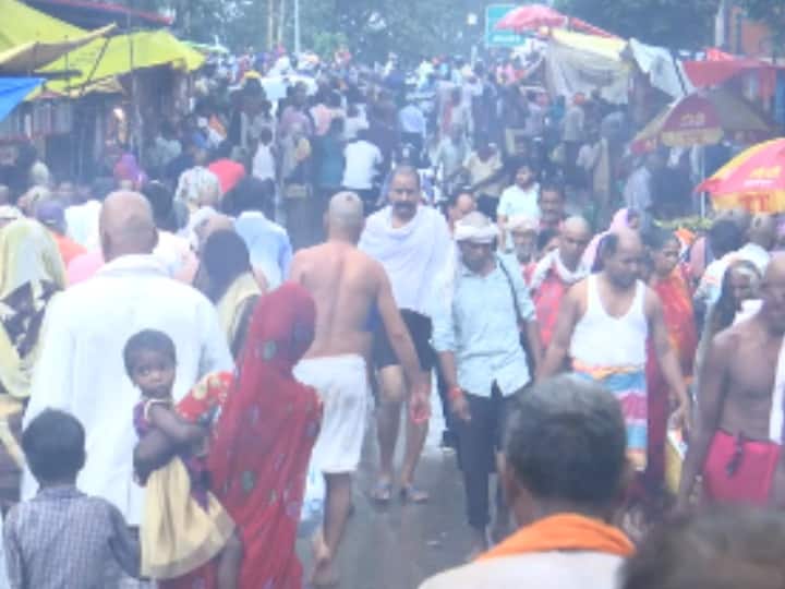 Prayagraj: Covid Fear Evident As Devotees Visit Triveni Sangam In Small Numbers For Pitru Paksha Prayagraj: Covid Fear Evident As Devotees Visit Triveni Sangam In Small Numbers For Pitru Paksha