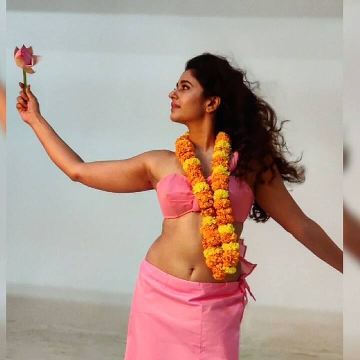 పూనమ్ ఈ మధ్య సినిమాల్లో కంటే సోషల్ మీడియాలోనే ఎక్కువగా యాక్టీవ్గా ఉంటోంది. - Image Credit: Poonam Bajwa/Instagram