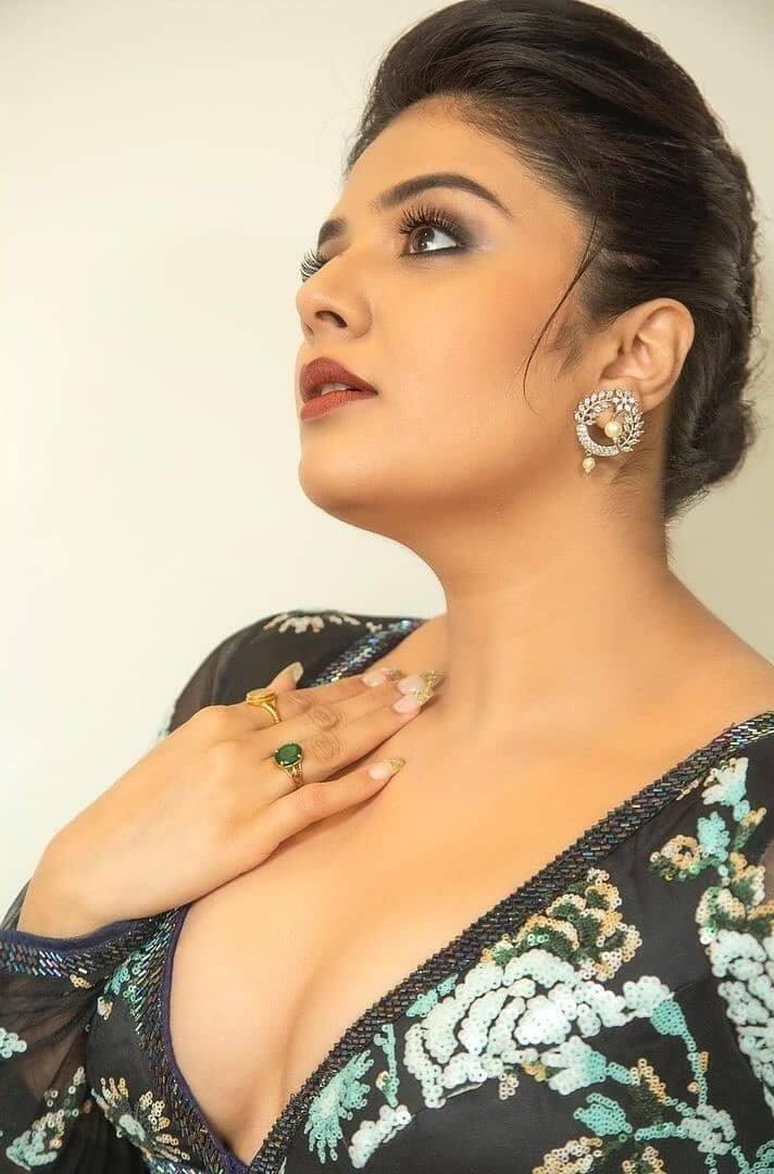 శ్రీముఖి స్టన్నింగ్ ఫొటోలు.. రాములమ్మ అస్సలు తగ్గట్లేదుగా! - Image Credit: Sreemukhi/Instagram