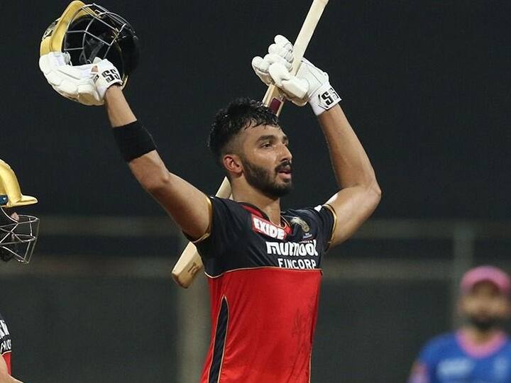 देवदत्त पडिक्कल एक बेहद ही शानदार ओपनर साबित हुए हैं. आरसीबी ने साल 2019 के ऑक्शन में उन्हें खरीदा था. इस साल उन्होनें आईपीएल के पहले फेज की छह पारियों में 195 रन बनाए हैं. जिसमें 101 रनों की शतकीय पारी भी शामिल है. उन्होंने 39 की औसत और 152.34 के शानदार स्ट्राइक रेट से ये रन बनाए हैं. साथ ही वो अब तक आईपीएल 2021 में 22 चौके और 9 छक्के भी मार चुके हैं.