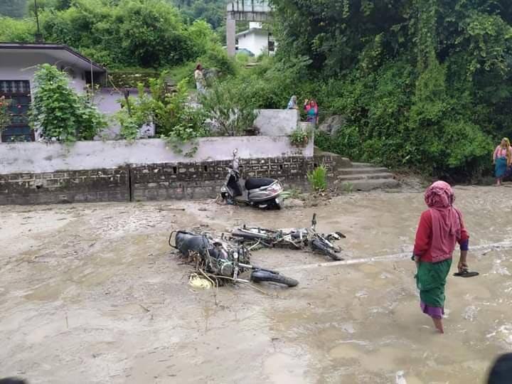 Houses damaged after landslide in karnprayag ann Rain in Karnprayag: कर्णप्रयाग में बारिश के बाद मलबे का कहर, BRO के मजदूरों के घर ज़मीदोज़