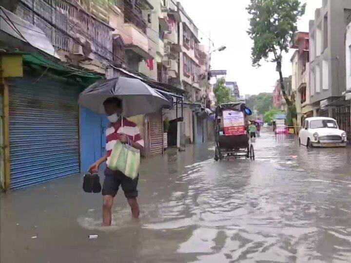 Kolkata Rain: कोलकाता में भारी बारिश से सड़कें जलमग्न, ट्रेन-हवाई सेवा भी बाधित, जानें IMD का अलर्ट