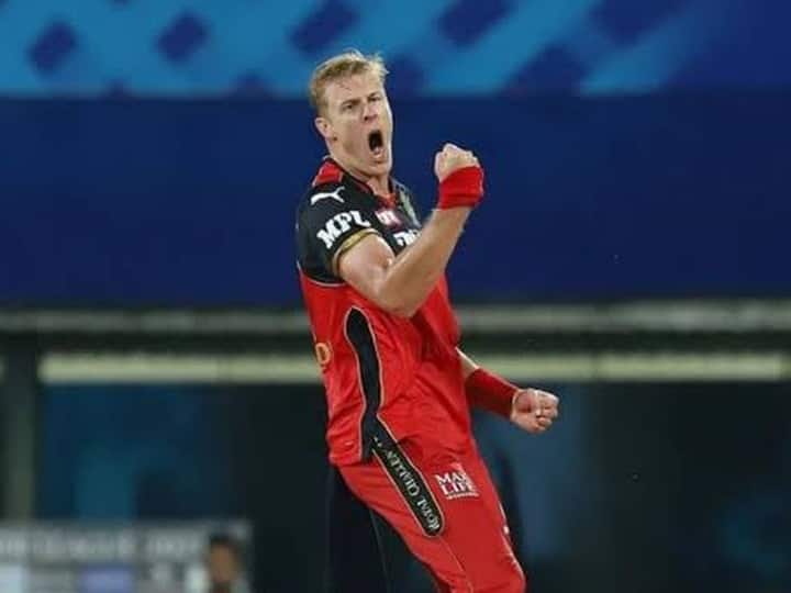 काइल जेमिसन भी इस साल अपना पहला आईपीएल खेल रहे है. न्यूजीलैंड का ये तेज गेंदबाज अपनी उछाल भरी गेंदों के लिए जाना जाता है. साथ ही में जेमिसन बल्ले से भी कमाल करने का माद्दा रखते हैं. आईपीएल 2021 के अपने सात मैचों में जेमिसन ने 24.55 की औसत और 16 के स्ट्राइक रेट से 9 विकेट चटकाए हैं. 41 रन देकर 3 विकेट उनका सर्वश्रेष्ठ प्रदर्शन है.