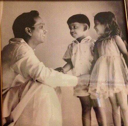 కొడుకు నాగార్జునతో అక్కినేని నాగేశ్వరరావు- Image Credit: Nagarjuna Akkineni/Twitter