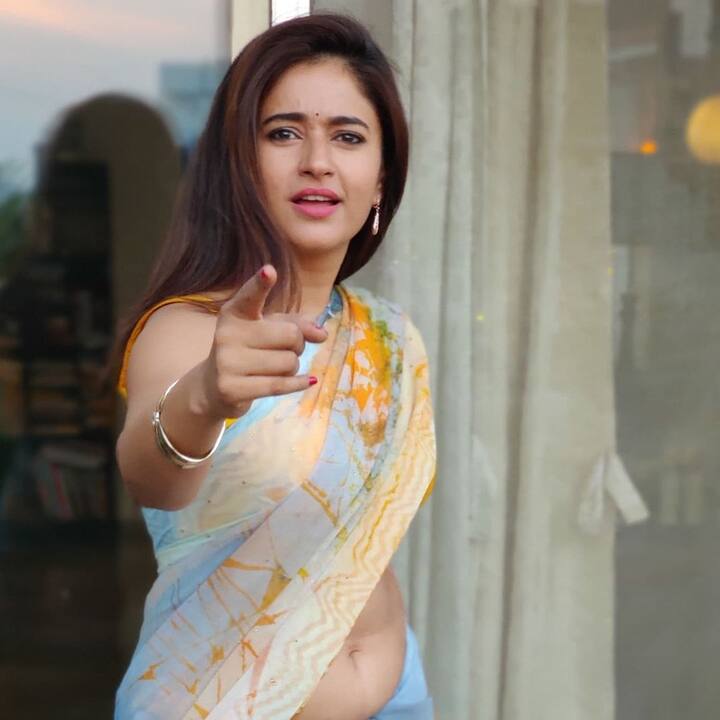 ఒకప్పుడు బొద్దుగా కనిపించిన ఈ ముద్దుగుమ్మ.. ఎన్నో ప్రయత్నాల తర్వాత బరువు తగ్గి చక్కని ఫిగర్తో ఆకట్టుకుంటోంది. - Image Credit: Poonam Bajwa/Instagram