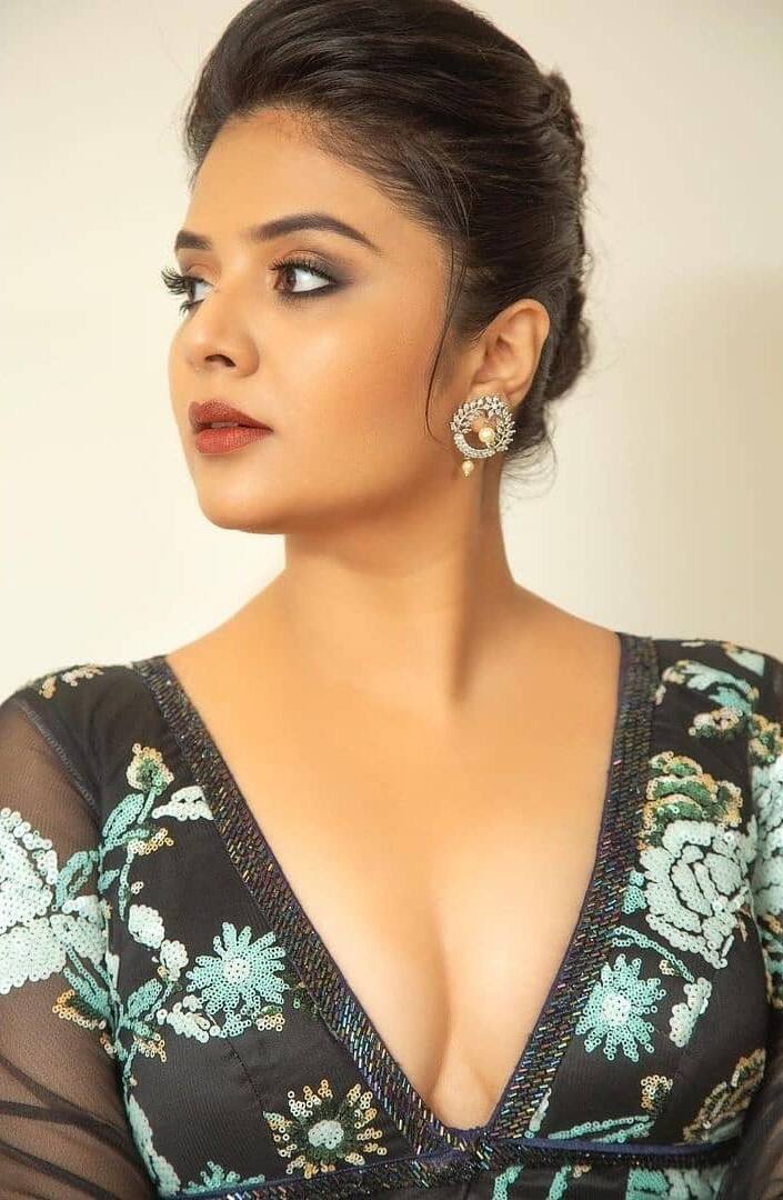 రాములమ్మ.. అందంలోనే కాదు, అభినయంలో కూడా మంచి మార్కులు కొట్టేస్తోంది. కానీ, ఎందుకనో టాలీవుడ్ ఆమెను చిన్న చూపుచూస్తోంది. - Image Credit: Sreemukhi/Instagram