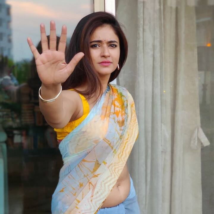 వారేవ్వా.. పూనమ్ భజ్వా.. రవివర్మకే అందని ఒకే ఒక అందం నీవా?! -Image Credit: Poonam Bajwa/Instagram