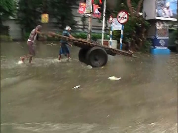 সকাল ৬ টা থেকে ৭ টায় বৃষ্টির দাপট বেড়ে গিয়েছে।