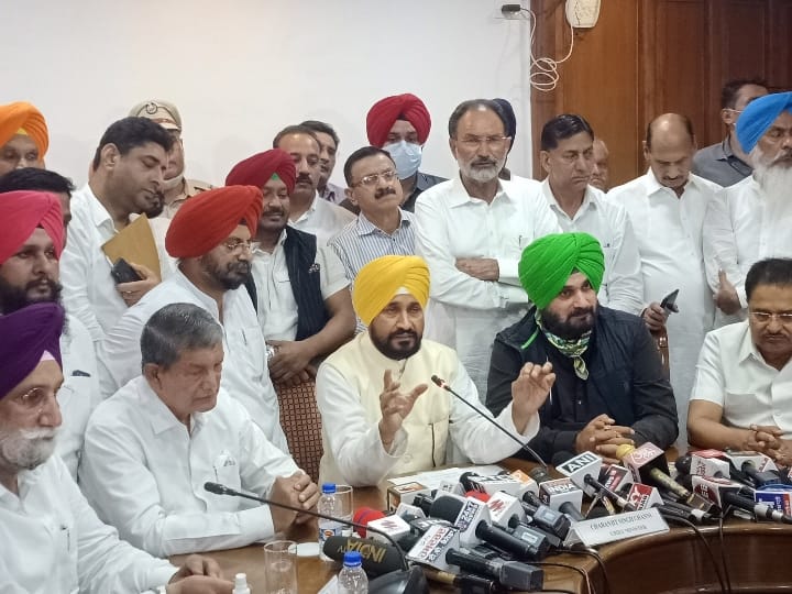चन्नी ने कहा कि उनकी सरकार बिजली बिल की दर में कमी करेगी. उन्होंने कहा, ‘‘मेरी पत्नी एक डॉक्टर है, मेरा भाई भी डॉक्टर है. मेरे घर में ये खुद कर्मचारी हैं. जब बिजली का बिल आता है तो मेरी पत्नी मुझसे कहती है कि उसकी जेब से पैसा निकल रहा है...ये बिल कम किये जाएंगे.’’