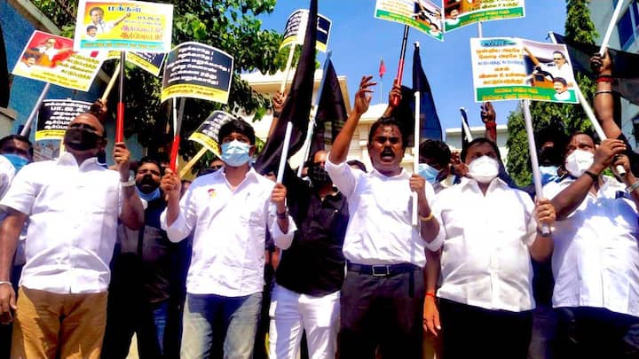மத்திய அரசுக்கு எதிராக தமிழ்நாட்டின் பல்வேறு இடங்களிலும் திமுகவினர் கருப்புக் கொடி ஏந்தி போராட்டம்