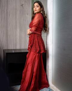 Nivetha pethuraj | அடியே அழகே..! நடிகை நிவேதா பெத்துராஜின் லேட்டஸ்ட் க்ளிக்ஸ்!