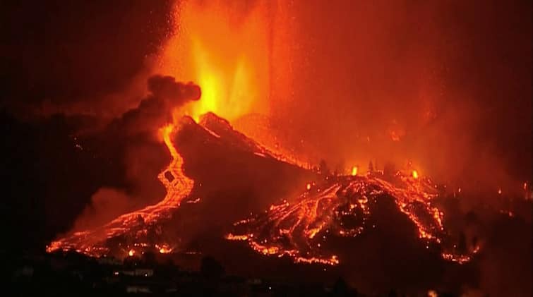 volcano-erupts-on-spanish-island-in-the-atlantic-ocean ਸਪੇਨ ਦੇ ਲਾ ਪਾਲਮਾ ਦੇ ਕੈਨਰੀ ਟਾਪੂ 'ਤੇ ਜੁਆਲਾਮੁਖੀ ਫਟਿਆ, ਹੁਣ ਭੂਚਾਲ ਦਾ ਖ਼ਤਰਾ