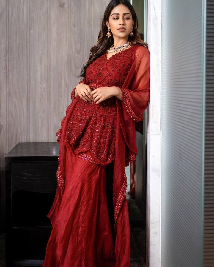 காதோட நீ எரிச்ச வார்த்த வந்து கீறுதே ஆனாலும் நீ தெளிச்சக் காதல் உள்ள ஊறுதே வாயாடிப் பேயா என் தூக்கம் தூக்கிப் போற