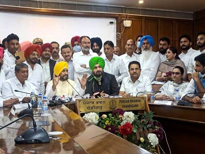 अपने संघर्ष भरे दिनों को याद करते हुए चन्नी ने कहा, ‘‘एक ज़माने में मेरे घर में छत नहीं होती थी. मेरी मां बाहर से मिट्टी लाती थीं और उसे दीवारों पर लेप दिया करती थीं. ऐसे गरीब परिवार के व्यक्ति को आज कांग्रेस पार्टी और राहुल गांधी जी ने पंजाब का मुख्यमंत्री बनाया है.’’ दलित नेता ने कहा कि एक समय ऐसा भी था, जब वह रिक्शा चलाते थे. मेरे पिता भी रिक्शा चलाते थे.