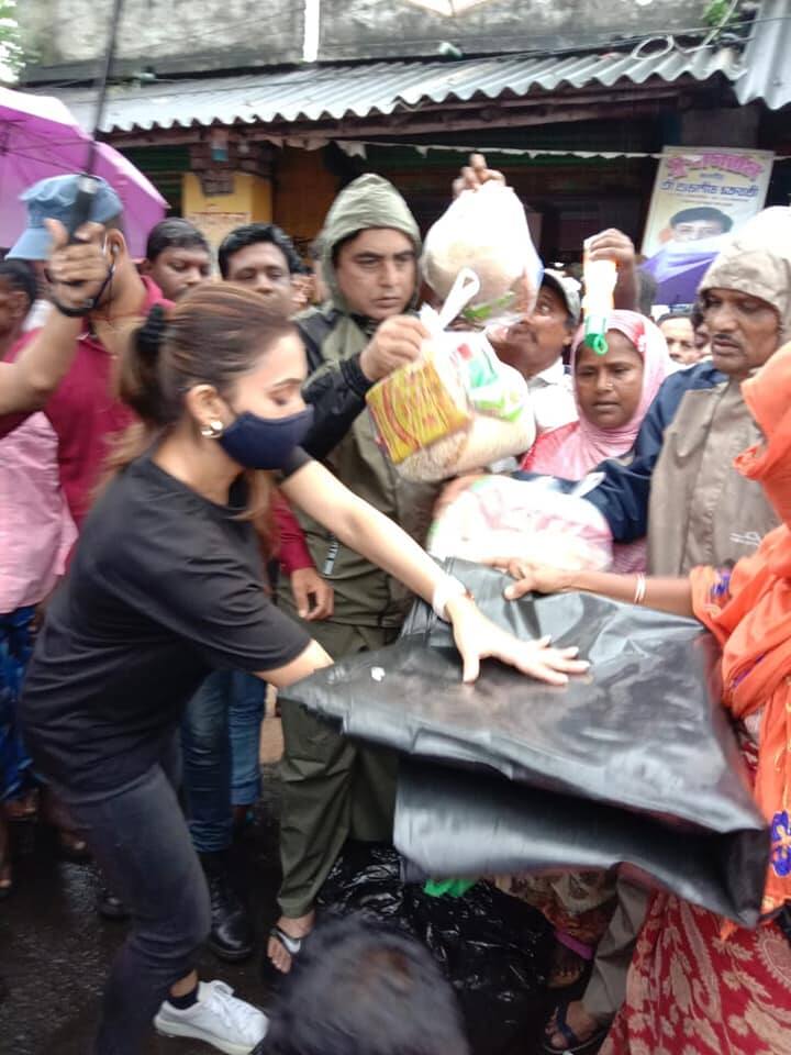 বৃষ্টি থেকে বাঁচতে এদিন ৬০০ পরিবারের হাতে ত্রিপল তুলে দেন মিমি। সেইসঙ্গে দেন নিত্য প্রয়োজনীয় জিনিস ও খাদ্য সামগ্রীও।