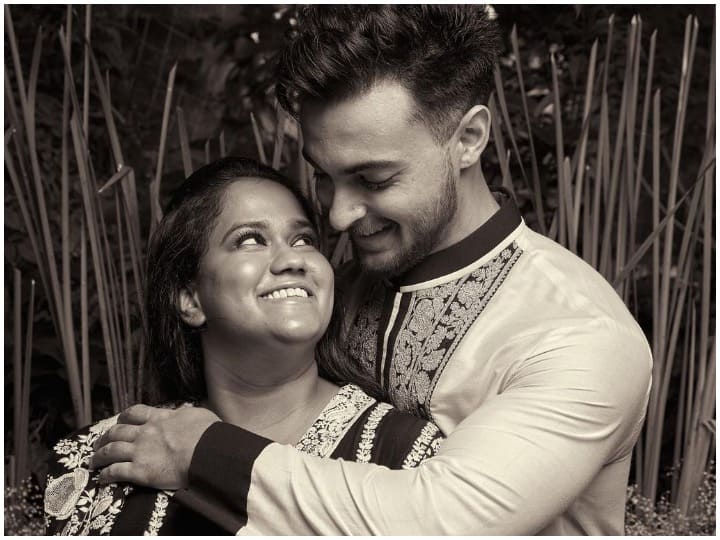 Arpita Khan Sharma Shares A romantic photo with husband Aayush Sharma see posts Salman की बहन Arpita Khan ने पति Aayush के साथ शेयर की रोमांटिक तस्वीर, कहा – मेरी पसंदीदा परियों की कहानी मेरी प्रेम कहानी है