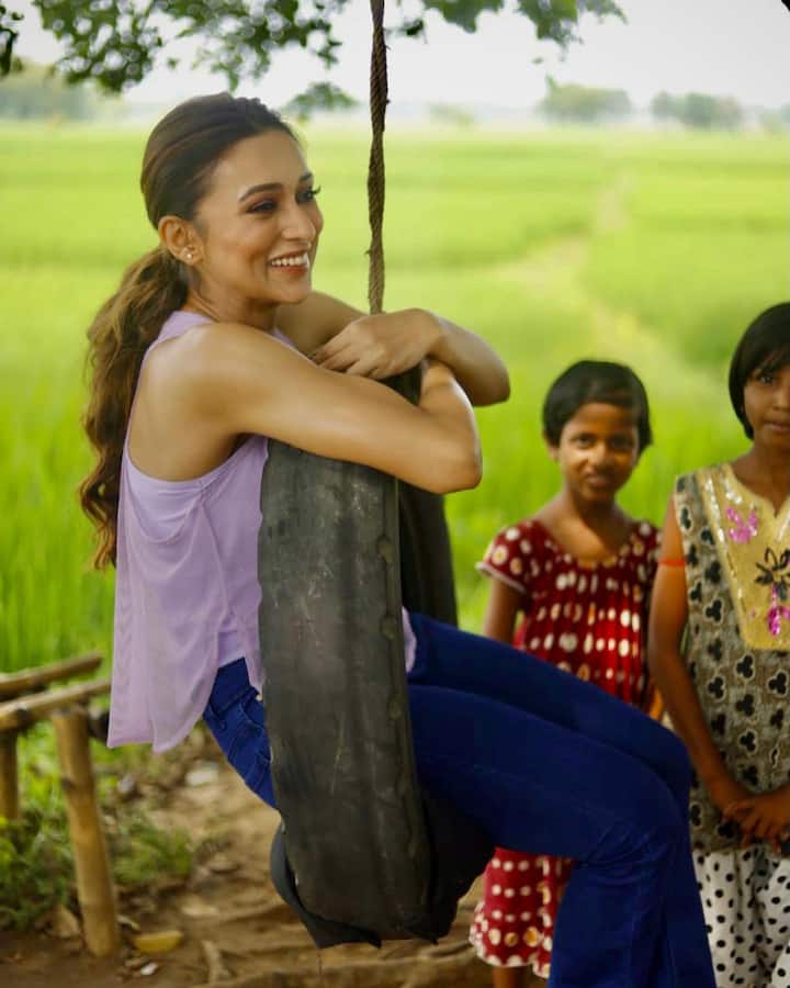 তিনি রুপোলি পর্দার অভিনেত্রী। তিনি সাংসদও। সোশ্যাল মিডিয়ায় যেমন নিজের তরতাজা ছবি দিয়ে মন জয় করেন তিনি, তেমনই পালন করেন সাংসদের কর্তব্যও।