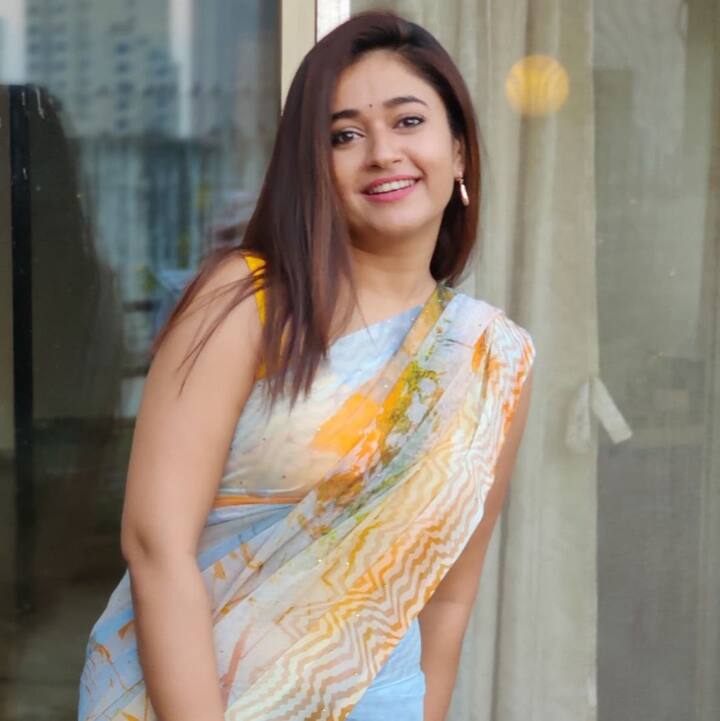 రవివర్మకు అందని అందంలా.. బాపు గీసిన బొమ్మలా తన అభిమానుల మనసు దోచేస్తోంది. - Image Credit: Poonam Bajwa/Instagram