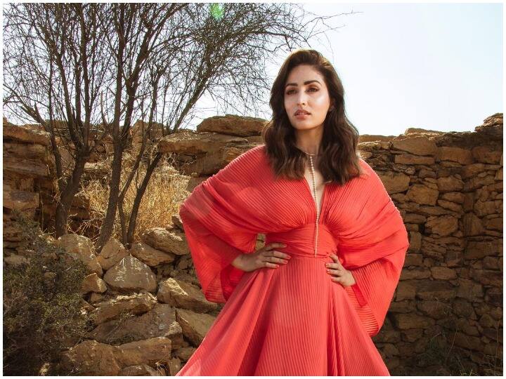 Yami Gautam Looks stunning in red maxi dress see photos Celeb Style: अभिनेत्री Yami Gautam ने रेड मैक्सी में शेयर की तस्वीर, कीमत जान उड़ेंगे होश