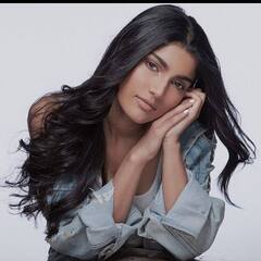 देखने में बेहद ग्लैमरस और स्टाइलिश हैं Salman Khan की भांजी Alizeh Agnihotri, बड़ी हीरोइंस को भी कर देती हैं फेल, देखें तस्वीरें