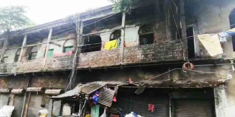 Howrah wall broke on a man injured heavily, several dangerous houses in area প্রবল বর্ষণে পাঁচিল ভেঙে গুরুতর জখম ব্যক্তি, আতঙ্ক ছড়াচ্ছে  হাওড়ার একাধিক বিপজ্জনক বাড়ি