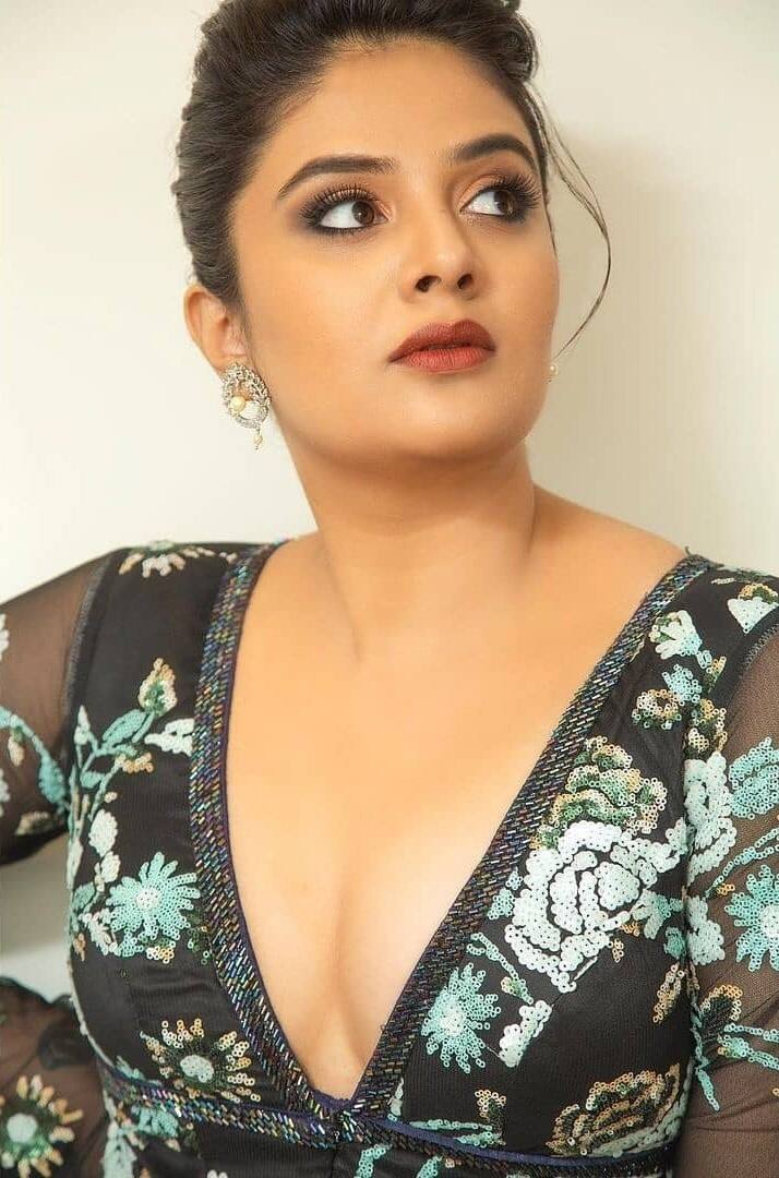శ్రీముఖి కూడా కాస్త తన రూపంపై శ్రద్ధ పెడితే.. తప్పకుండా ఆమెకు ఛాన్సులు క్యూకడతాయని అభిమానులు అంటున్నారు. - Image Credit: Sreemukhi/Instagram
