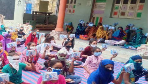Distribution of reusable sanitary pads to 200 girls વંચિત વર્ગની 200 કન્યાઓને પુનઃ ઉપયોગમાં લઈ શકાય તેવાં સેનિટરી પેડનુ વિતરણ