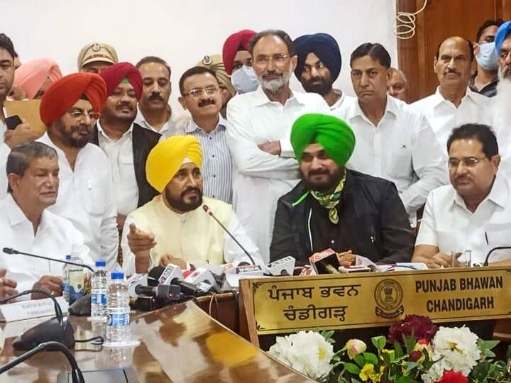 इसी दौरान चन्नी भावुक हो गए. प्रदेश कांग्रेस कमेटी के अध्यक्ष नवजोत सिंह सिद्धू और कुछ अन्य नेताओं ने उन्हें ढांढस बंधाया. चन्नी अमरिंदर सिंह की सरकार में तकनीकी शिक्षा मंत्री थे.