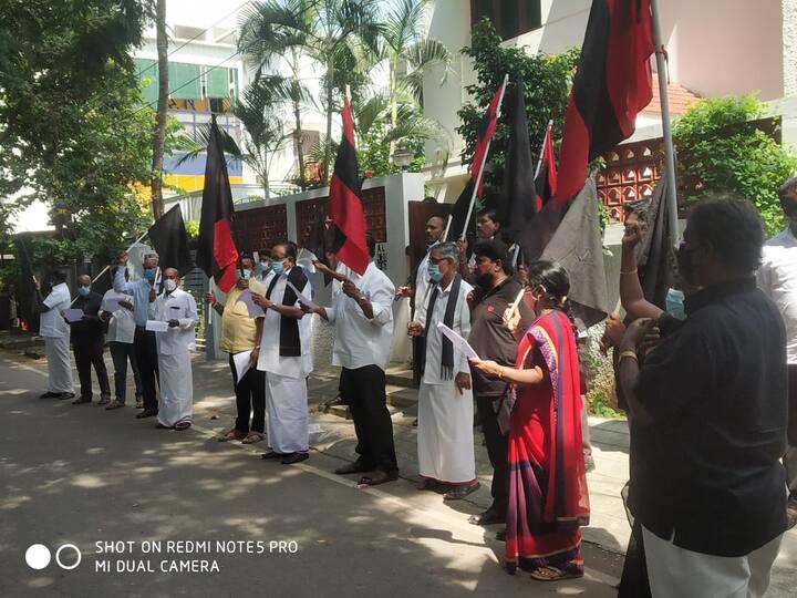 சென்னை அண்ணா அறிவாலயத்தில் ஆ.ராசா, டிகேஎஸ் இளங்கோவன் உள்ளிட்டோர் கருப்புக்கொடி போராட்டத்தில் ஈடுபட்டனர்