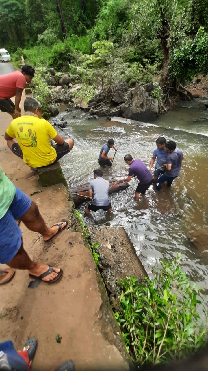लोकबिरादरी प्रकल्पाच्या कार्यकर्त्यांनी अनिकेत आमटे यांच्या मार्गदर्शनात दोन्ही ठिकाणच्या रपट्यांखालील पाईपजवळ अडलेली छोटी-मोठी लाकडे काढली.