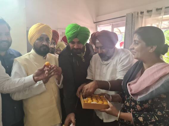 ਪਰਗਟ ਸਿੰਘ ਨੂੰ ਮਿਲਣ ਪਹੁੰਚੇ ਨਵੇਂ ਮੁੱਖ ਮੰਤਰੀ ਚਰਨਜੀਤ ਚੰਨੀ, ਵੇਖੋ ਤਸਵੀਰਾਂ
