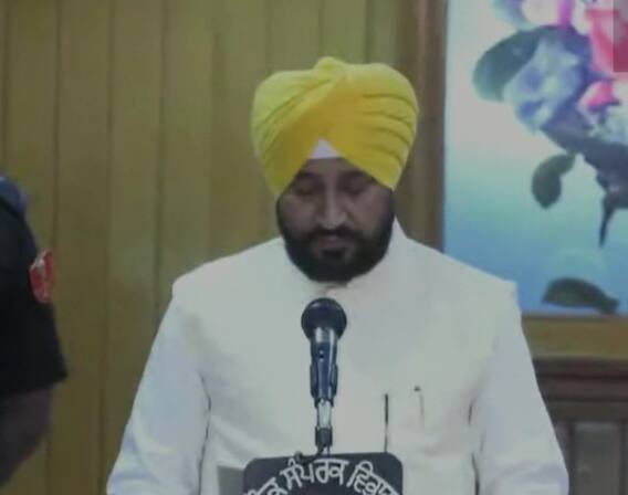 Charanjit Singh Channi Swearing-in: पंजाब में चरणजीत सिंह चन्नी ने ली मुख्यमंत्री पद की शपथ Charanjit Singh Channi Swearing-in: पंजाब में चरणजीत सिंह चन्नी ने ली मुख्यमंत्री पद की शपथ
