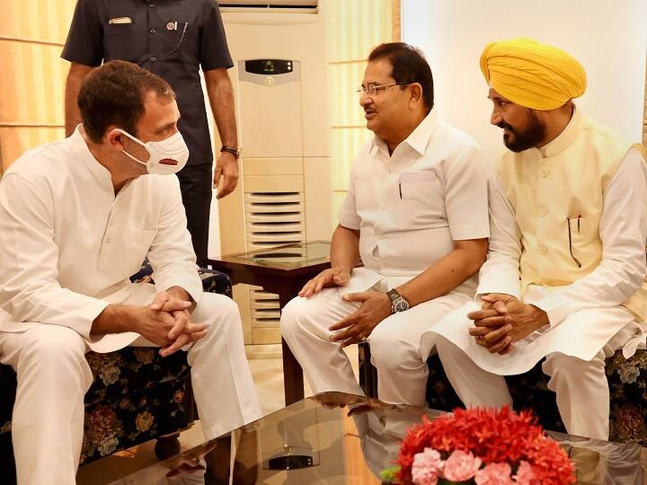 इसी दौरान चन्नी अपने गरीबी के दिनों को याद कर भावुक हो गए. उन्होंने कहा कि राहुल गांधी ने एक गरीब के बेटे को जो सम्मान दिया है, उसका उपकार वह जीवन भर नहीं उतार पाएंगे.