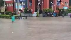 Heavy rain lashes Kolkata, water logged streets, flight cancelled