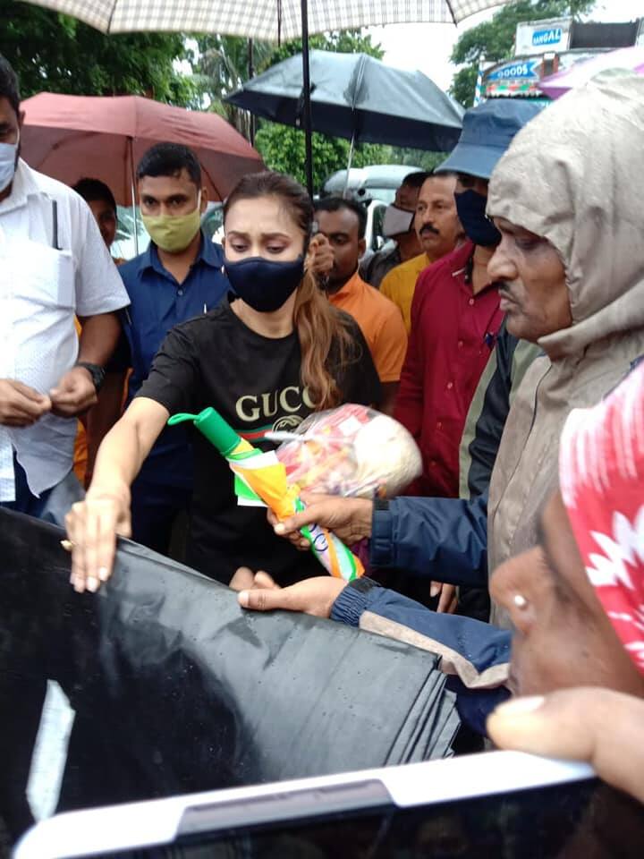 আজ বিকেলে বৃষ্টি কিছুটা কমতেই ভাঙড় বিধানসভার বিভিন্ন এলাকায় পৌঁছে গেলেন মিমি। বৃষ্টির জল জমে জেরবার সেখানকার মানুষ।