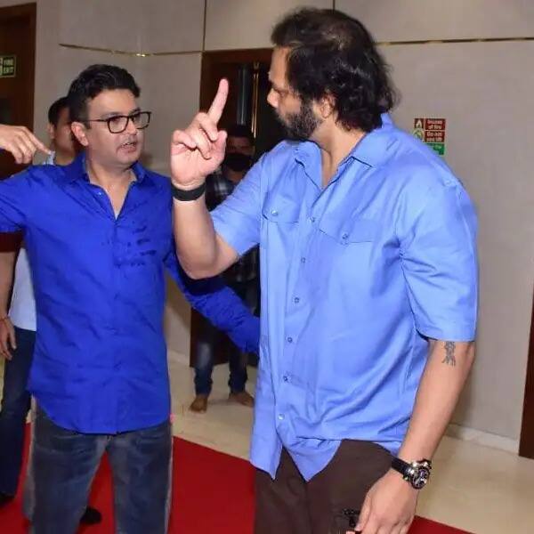 रोहित शेट्टी को हाल ही में टी-सीरीज के ऑफिस के बाहर स्पॉट किया गया. लेकिन तस्वीर देखकर ऐसा लगता है कि खतरों के खिलाड़ी के मेंटर टी-सीरीज के चेयरमैन से पूछ रहे हैं कि क्या वह एरियल स्टंट करना चाहते हैं.