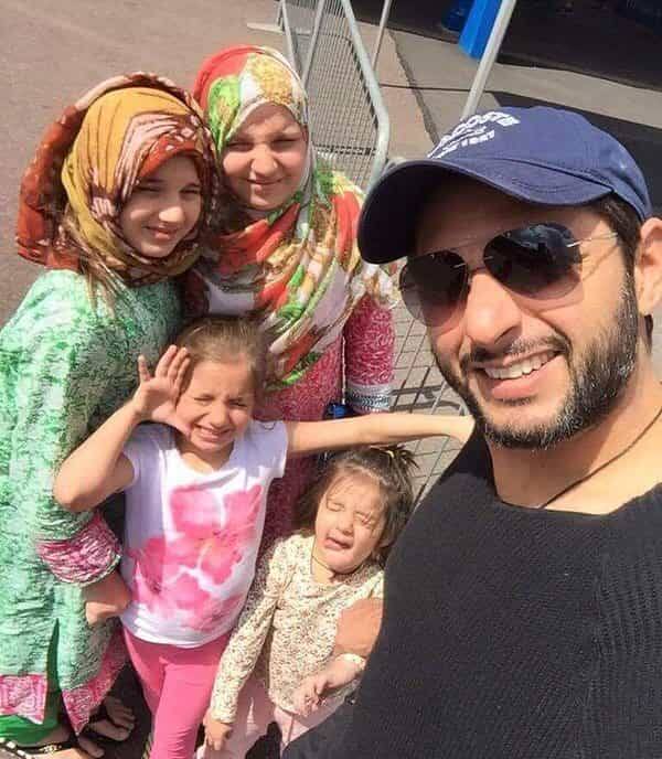 Shahid Afridi and Nadia Afridi: पाकिस्तानी क्रिकेटर शाहिद अफरीदी ने नादिया से शादी की, जो उनके मामा की बेटी हैं. शाहिद और नादिया चार खूबसूरत बेटियों के माता-पिता हैं.